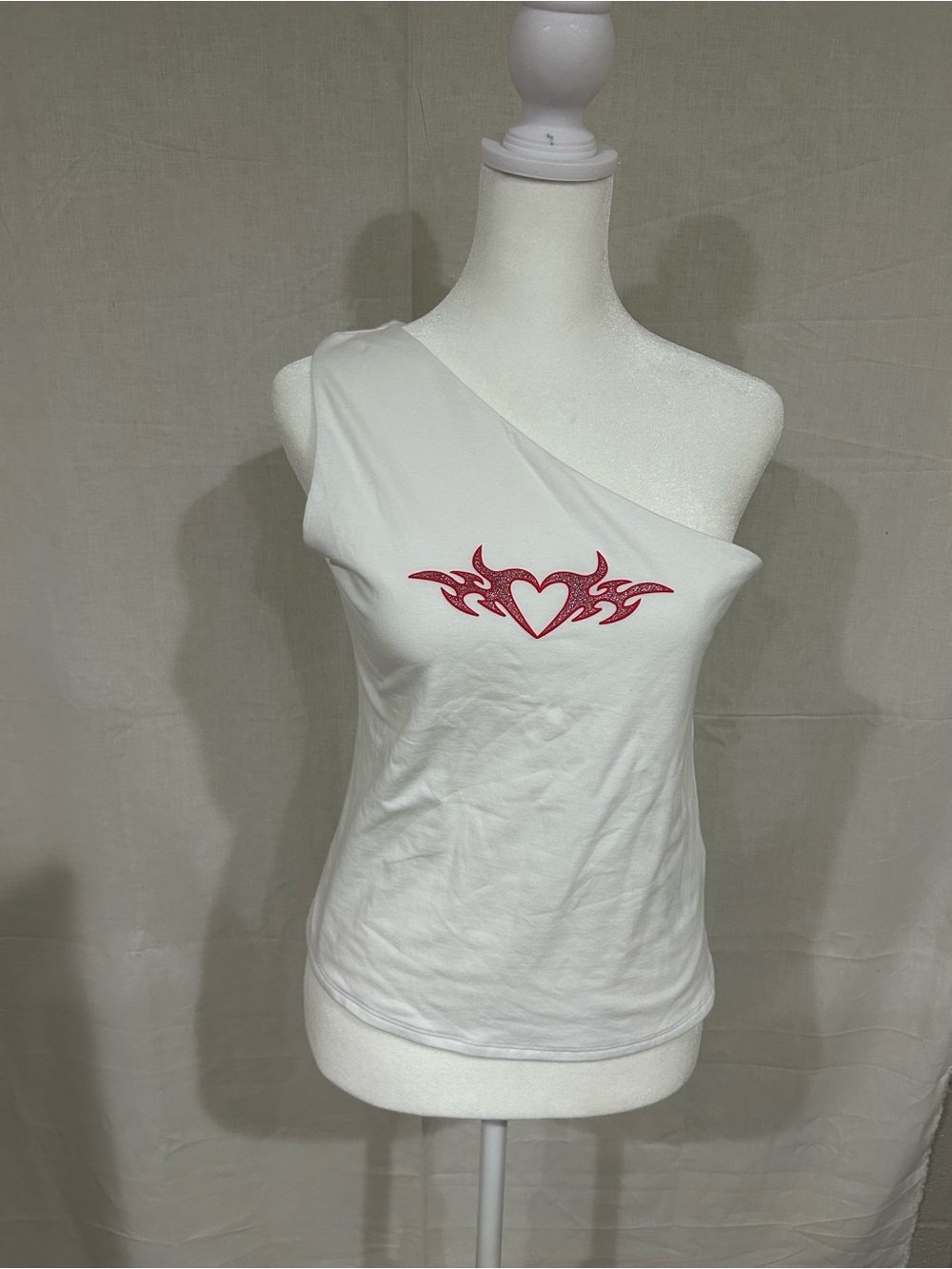 Hollister NWOT Y2K One-Shoulder White Tank Top with Red Heart Graphic